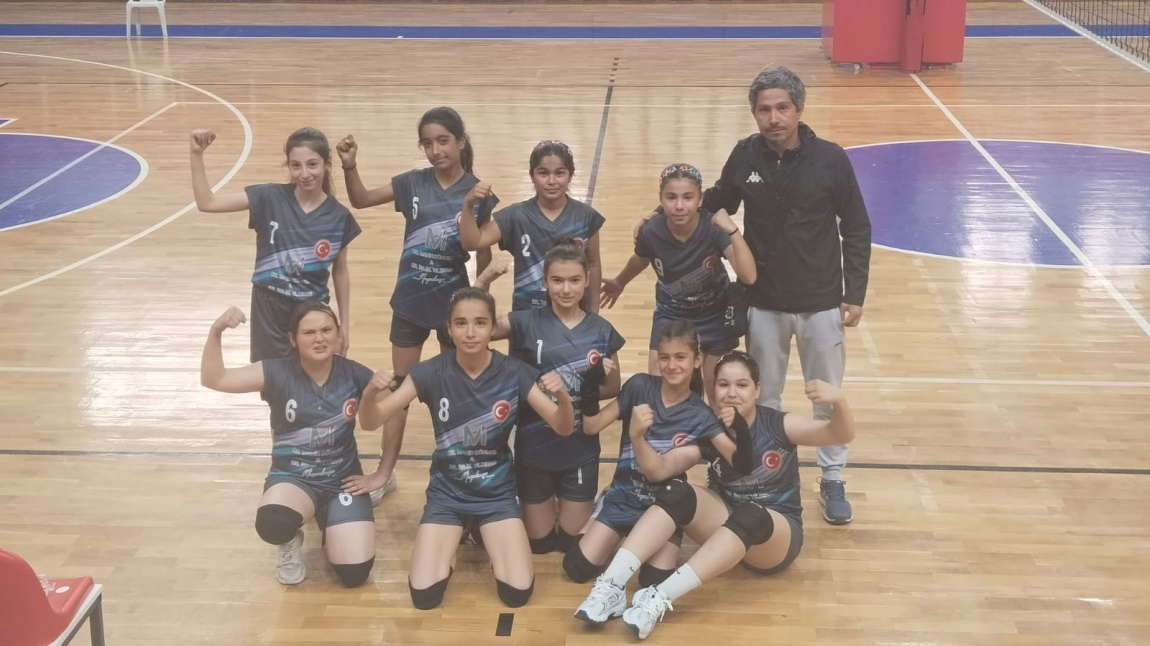 Okul Voleybol Takımımız İl Birincisi Olmuştur.  Öğrencilerimizi ve Öğretmenimizi tebrik ederiz.